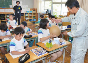 花火の仕組みに「へえ～」　越前町　四ケ浦小で特別授業