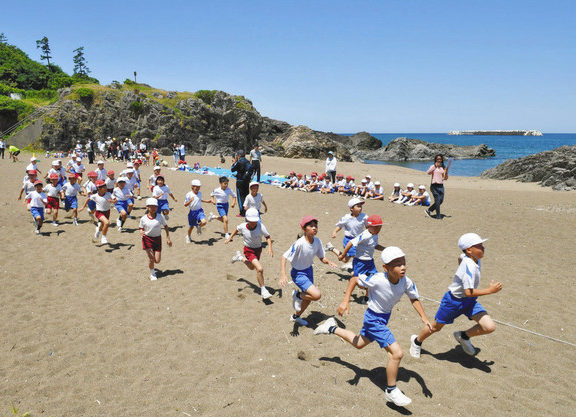 潮風受け全力疾走　　福井・鷹巣の子どもら