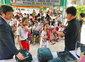 ランドセルで子どもたちに笑顔　福井からフィリピンへ贈る