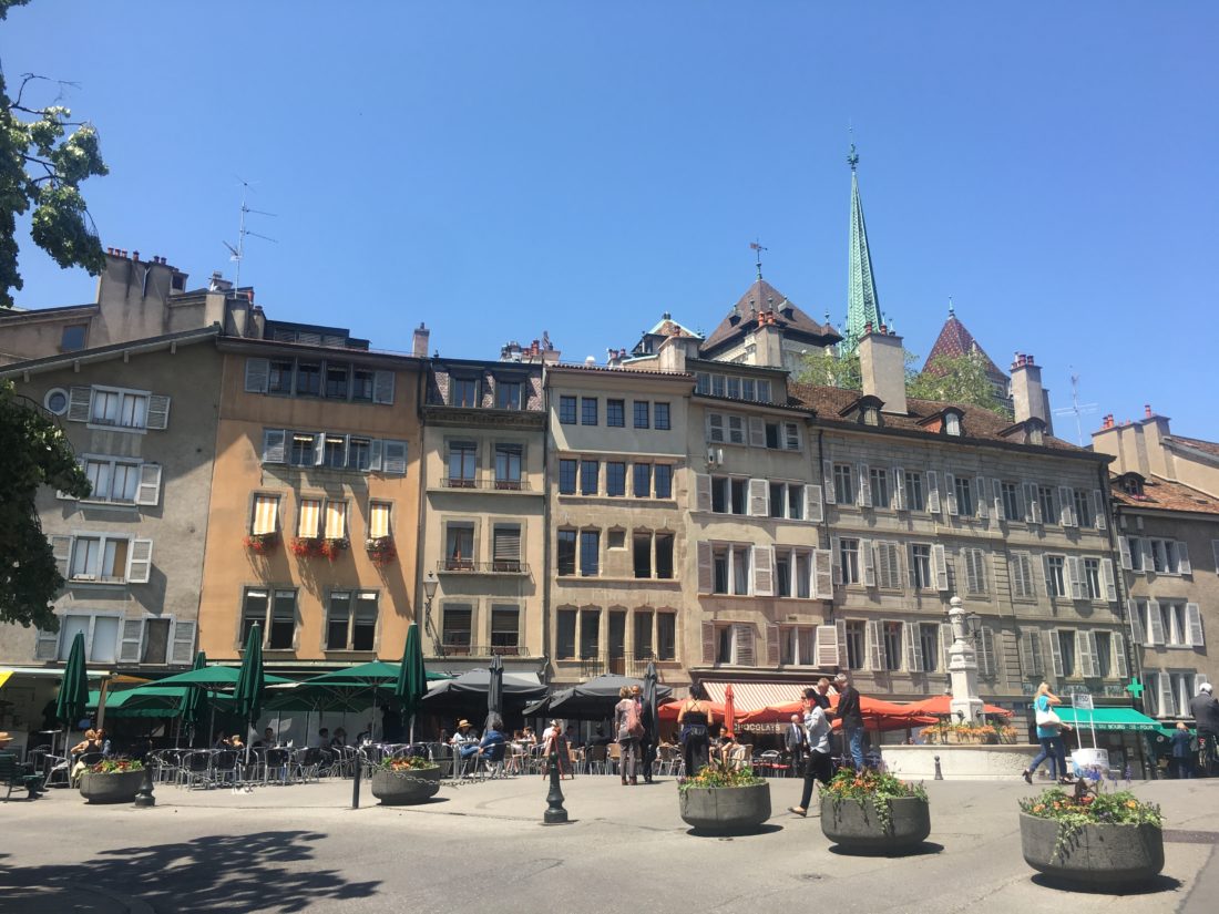 旧市街地。中央奥に見えるのが『サン・ピエール大聖堂』