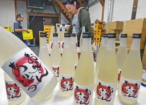 【地域ニュース】感謝の日 父と一杯 丸岡の酒造発送の準備