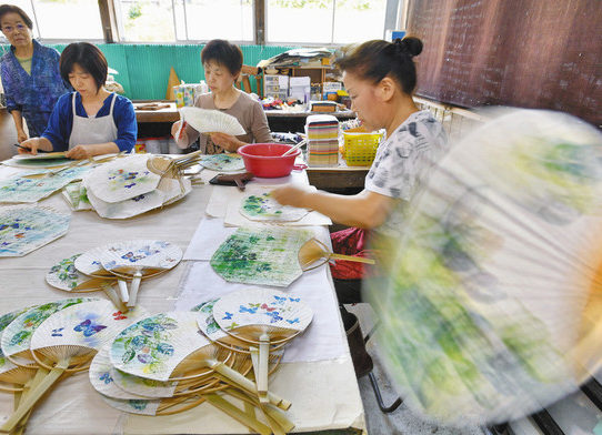 あおいで見て涼　越前和紙のうちわ生産