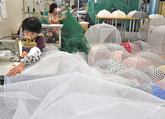 快眠へ 優しく守る　福井で蚊帳出荷最盛期