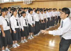 合唱曲　広がり持たせて　作曲の松井さん　福井・森田中生を指導