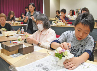 器にプリザーブドフラワー飾り付け体験楽しむ