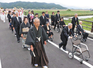 新・石塚橋渡り初め　開通式典、拡幅祝う