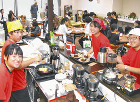 【地域】高校生ら岡保盛り上げ 福井の施設で1日限定カフェ