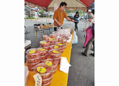 【地域】梅干し即売　特産品人気