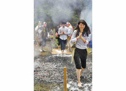 【地域】熱さ耐え無病息災祈願　三国・瀧谷寺で火渡り