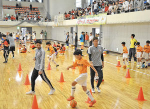 【地域】「サムライブルー」熱血指導 鯖江 福西さんらサッカー教室