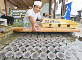 【地域】地下水でひんやり　小浜の菓子店