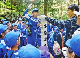 【地域】湧水地・小南清水忘れない  越前市 味真野小児童碑立てる