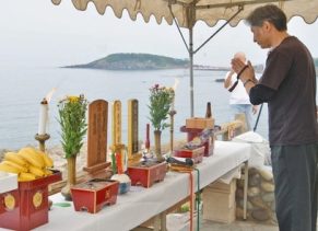 【地域】東尋坊法師の冥福祈る 三国、観光協会員らが供養