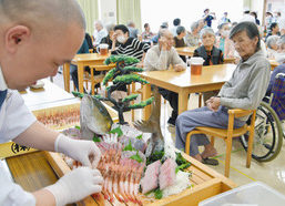 【地域】新鮮舟盛り 高齢者舌鼓 あわらの施設　調理師会振る舞う