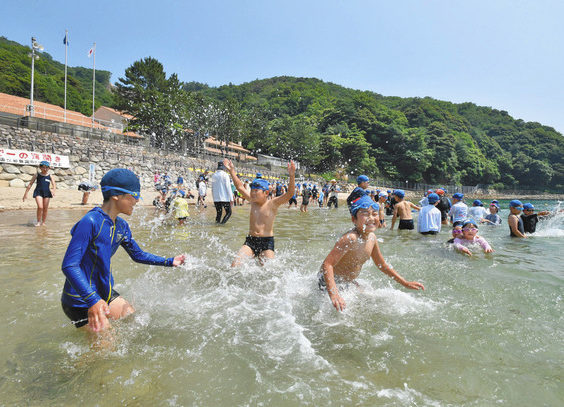 【地域】水しぶき「気持ちいい」 小浜 県内トップ海開き