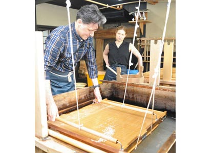 植物から作る和紙「感動」　米国人夫婦、越前市で研究