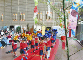 【地域】一足早く短冊に願い　園児ら県庁で歌やダンス