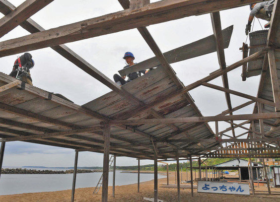 【地域】梅雨空も海開き準備 三国·浜地 浜茶屋建設本格化