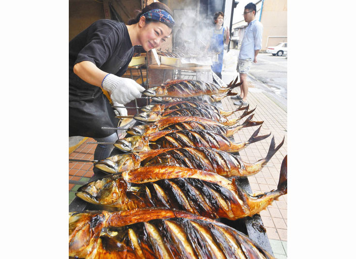 【地域】煙る、そそる半夏生サバ　大野