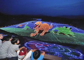 「迫力」光る恐竜に歓声 スキージャム勝山でイルミ点灯