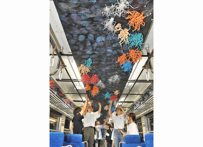 【地域】えち鉄に宇宙空間登場 福井工大生 車内にアート作品