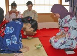 【地域】留学生が浴衣姿でお点前　福井大