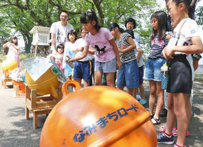 海岸の浮きをオブジェに 「休校舎カフェ」への道しるべ