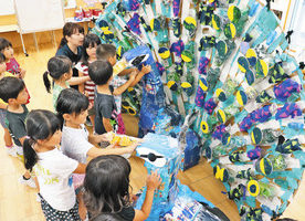 クジャクまるで「本物」 金津祭 園児の飾り物ほぼ完成