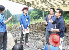 【地域】USJのもてなし学ぶ 勝山 恐竜発掘ツアー担当者ら