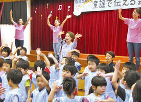 【地域】由紀さおりさん　童謡の情感を想像し歌って