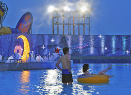 【地域】イルミの中 水遊び　プール、ナイト営業始まる