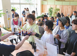 【地域】看板メニュー氷菓に舌鼓 なみまちカフェお披露目