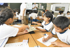 恐竜の歯 種類で形違う 恐竜博物館荒土小で出前授業