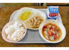 【地域】東京五輪　給食で応援　福井・日新小で児童ら