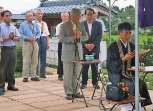 【地域】「柿原の殿様」しのぶ　多賀谷左近三経の法要