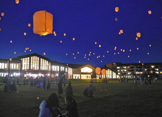 夜空彩るランタンの「星」 スキージャムで200個飛ばす