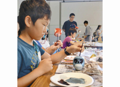 【地域】石こう貯金箱　色塗りに笑顔　児童ら工作挑戦