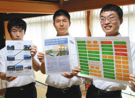 若狭高生が英語シートを民宿に寄贈 外国人観光客と指さして会話