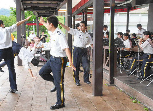 【地域】北陸道南条SAで演奏、ダンス 交通安全を呼び掛け