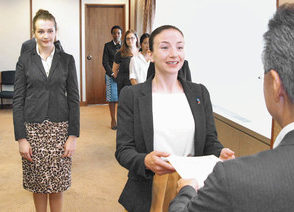 【地域】母国と福井「懸け橋に」 県 ＡＬＴら友好大使委嘱