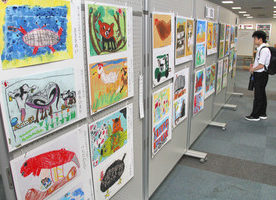 【地域】県小中学生写生画コンクール　福井で作品展開幕