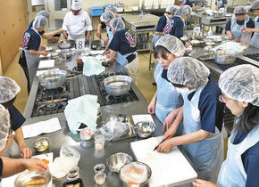 【地域】災害時でも温かい食事 越前町女性消防隊の研修会