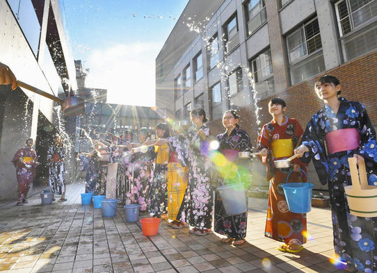梅雨明け 真夏の日差し  仁愛女子高生 浴衣で打ち水
