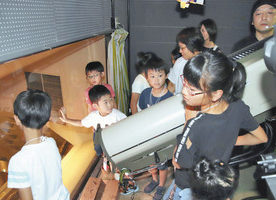 【地域】照明、音響どきどき体験 児童ら 裏側見学ツアー