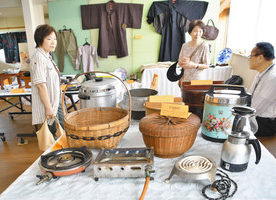 昭和期の用具 懐かしい　丸岡駅 ゴマ服など130種展示
