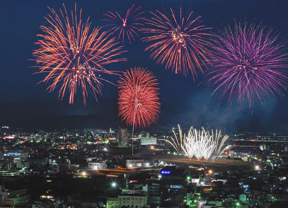【地域】令和も咲いた　夏の夜の大輪