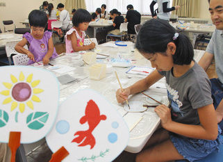 【地域】岩絵の具でうちわ彩色　親子が体験教室