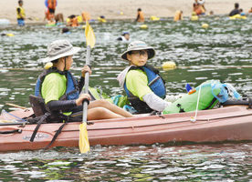 無人浜生活へ こぎ出せ 子どもらシーカヤックで移動