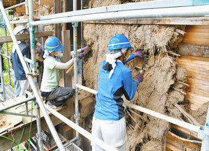 古民家修復　学生が汗　福井工大生　勝山・北谷に滞在