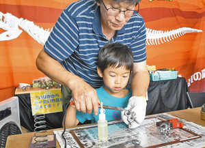 【地域】ねじで恐竜模型作ろう